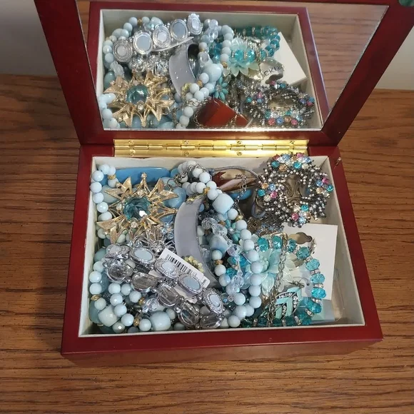 Vintage Light Blue and Gold Women's Bracelet Lot - Picture 9 of 10